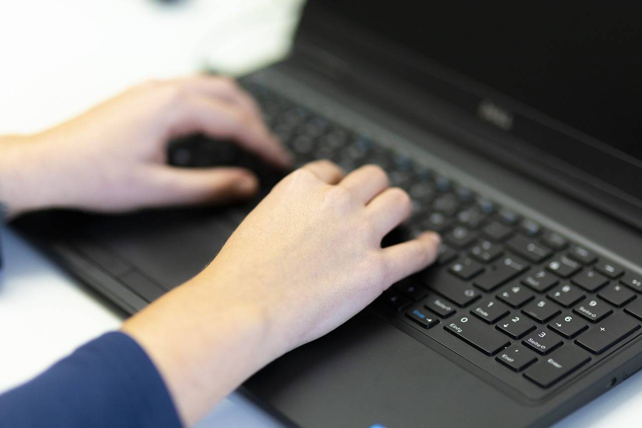 Navigating the Role of Social Media in Education: Opportunities and Challenges